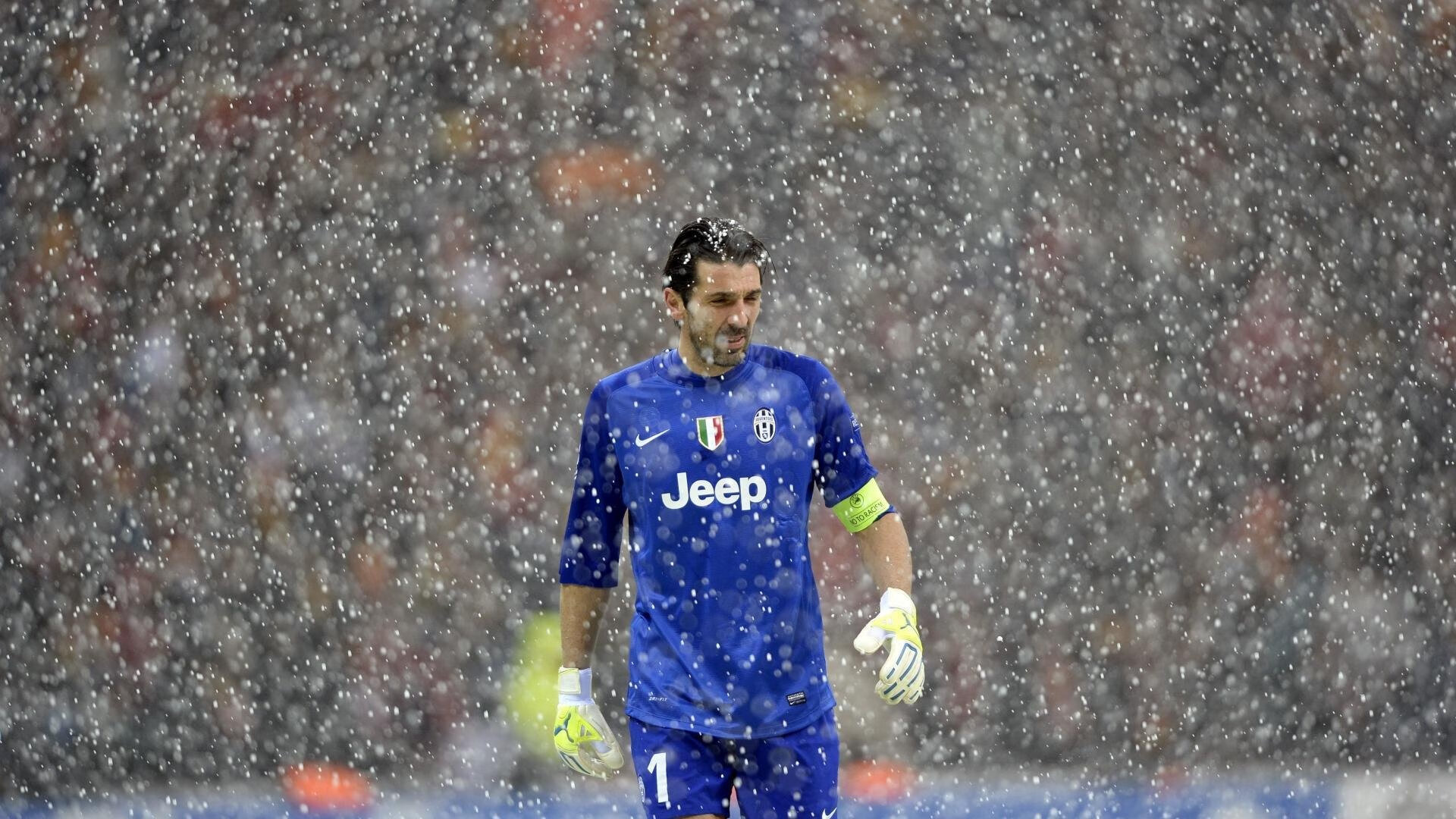 “未来已现：新能源赛车引领速度新革命”，未来新能源电车