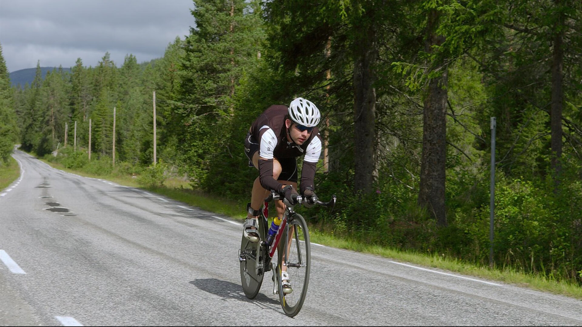 霍勒迪突破制造杀伤雄鹿保持领先，霍勒迪强壮吗